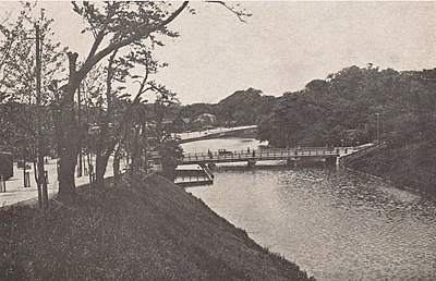 弁慶濠（写真は1930年）。画像中央が弁慶橋、奥が紀伊国坂[注釈 13]。