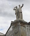 Estatua dedicada a los hermanos García Naveira en Betanzos.