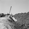 Bevloeiingsproject in de Negevwoestijn Buizen en een dragline bij een greppel v, Bestanddeelnr 255-4772.jpg