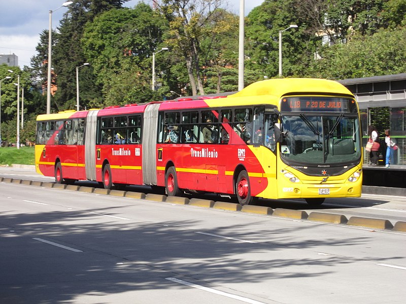 File:Bogota TransMilenio bus biarticulado.jpg