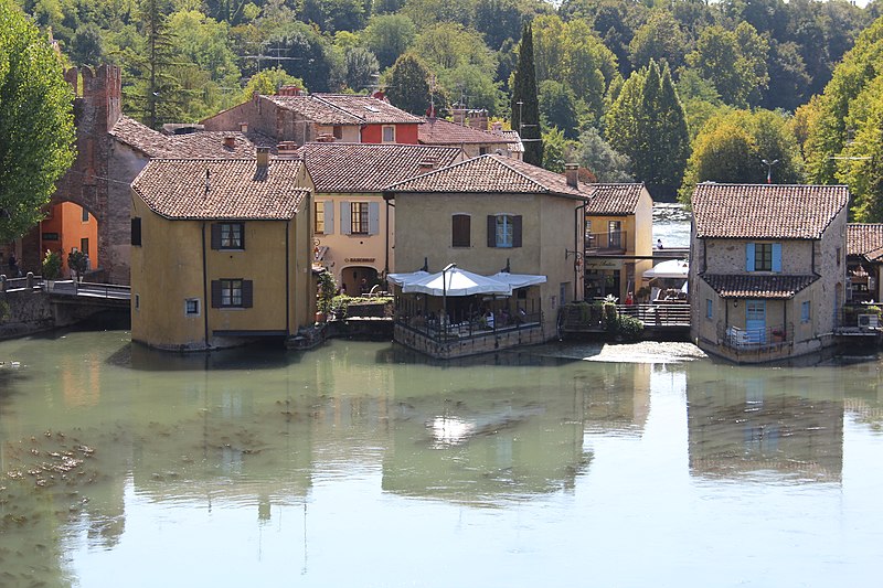 File:Borghetto (Valeggio sul Mincio), view from the Visconti bridge.JPG