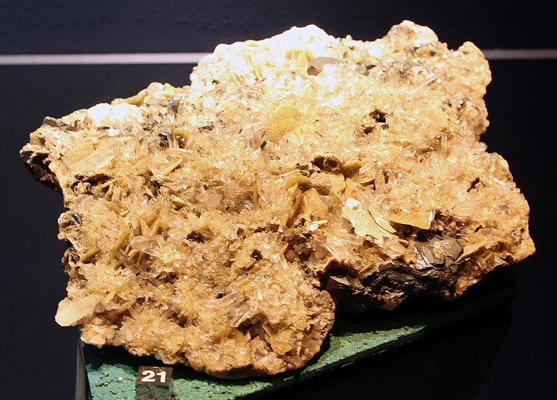 File:Bournonite, tetraedrite et sidérite - Muséum d'histoire naturelle de Grenoble.jpg