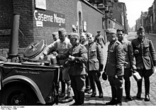 Schutzpolizei in France 1940; eating. Bundesarchiv Bild 121-0464, Lille, Essensausgabe an Polizisten.jpg