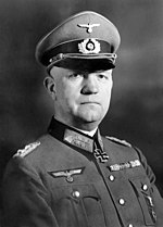 Photographie en noir et blanc du buste d'un homme portant un uniforme militaire