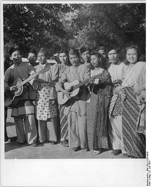 File:Bundesarchiv Bild 183-11225-0010, Budapest, II. Weltfestspiele, indonesische Delegation.jpg