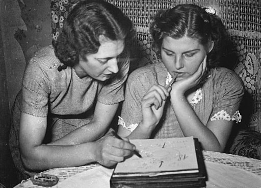 Bundesarchiv Bild 183-13800-0006, Berlin, Frauen beim Selbststudium, Weiterbildung