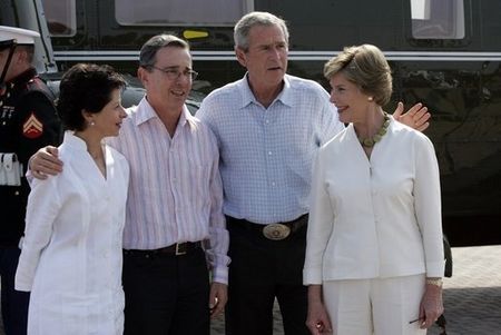 Tập_tin:Bush_and_Uribe_texas2.jpg