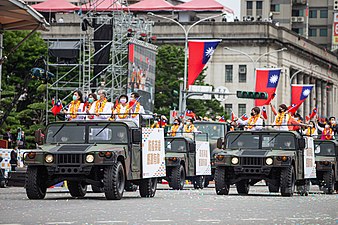 中华民国109年国庆大会10日上午在总统府前举行，今年特别安排来自医护、口罩国家队、疫情中心代表等100位防疫英雄乘坐悍马车、中型战术轮车进场，接受大家致意，感谢他们对防疫工作所做的付出与贡献。