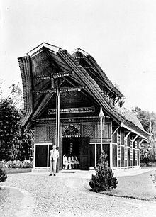 Torajan church COLLECTIE TROPENMUSEUM Kerk van de zending in Toraja bouwstijl Sangalla TMnr 10016585.jpg