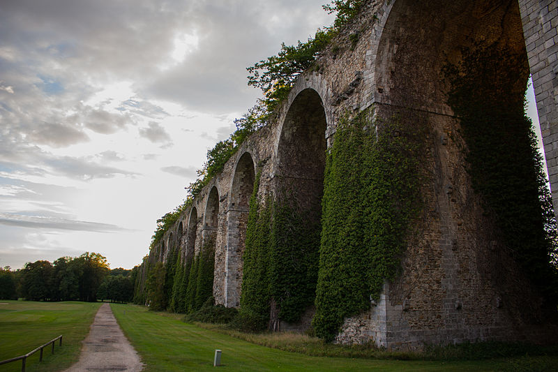 File:Canal de Maintenon.jpg