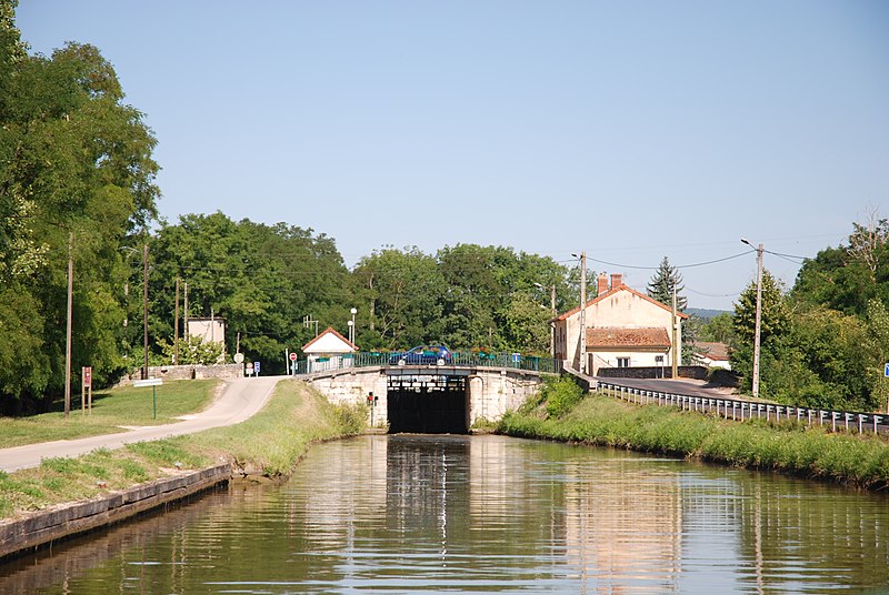 File:Canal du Centre - Burgundy France - near Rully - panoramio.jpg