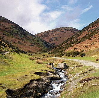 The landscape of the Long Mynd,to the west of Church Stretton. Carding Mill Valley footpaths - geograph.org.uk - 1095405.jpg