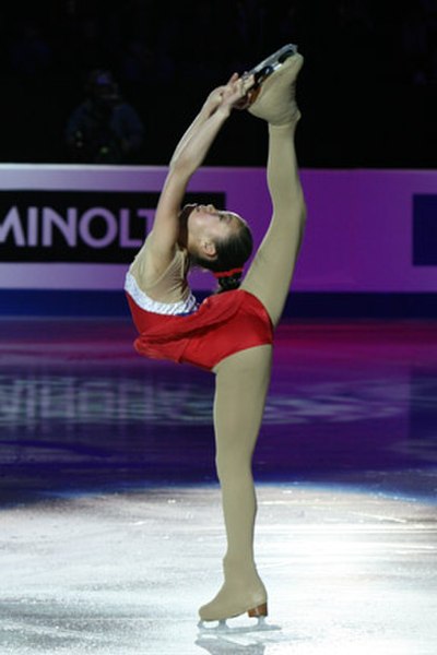 Zhang performs a hyper-extended Biellmann spin