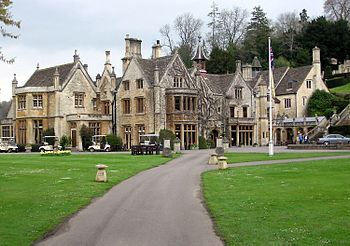 El hotel de 4 estrellas Manor House Hotel en Castle Combe, Wiltshire, Inglaterra. Construido en el siglo 14, el hotel tiene 48 habitaciones y 1.5 km² de jardines.