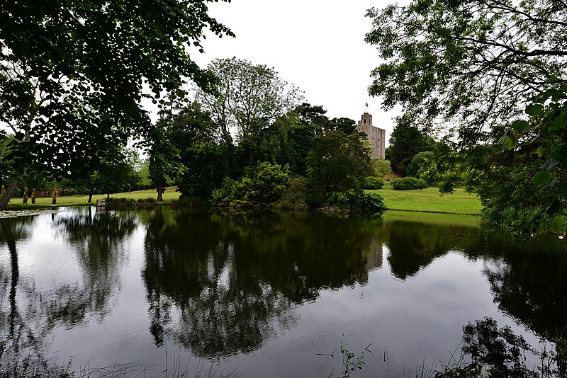 File:Castle Hedingham, The Norman keep from the other side of the lake - geograph.org.uk - 4538760.jpg