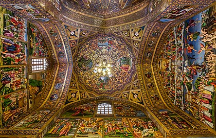 Vista do elaborado teto da catedral de Vank ou catedral de São Salvador em Isfahan, possivelmente o templo cristão mais impressionante da República Islâmica do Irã. A construção desta igreja apostólica armênia começou em 1606 e foi concluída entre 1655 e 1664. O templo foi dedicado às centenas de milhares de deportados armênios que foram reassentados por Abas I, o Grande durante a Guerra otomano-safávida de 1603-1618 (definição 8 041 × 5 164)