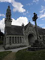 La chapelle Notre-Dame, le porche sud et le calvaire