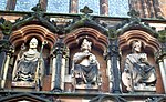 Statues de l'évêque Chad et des rois Peada et Wulfhere à la cathédrale de Lichfield.