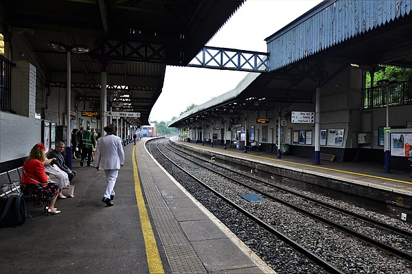 Cheltenham Spa Railway Station 1 (geograph 5795707).jpg
