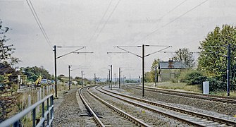 Bâtiment de l'ancienne gare de Chiltern Green (à droite des voies) en 1990.