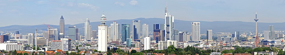 Panorama vido de la urbocentro de Frankfurto ĉe Majno