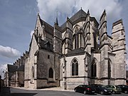 Vue d'un édifice religieux au toit couvert d'ardoise.