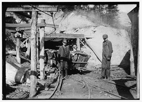 Entrance to the Knoxville Iron Company mine near Coal Creek, photographed by Lewis Wickes Hine in 1910.