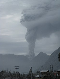 Columna de humo del volcán, vista desde la ciudad de Chaitén.