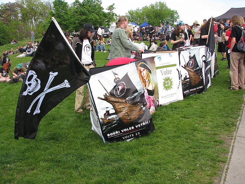 קובץ:Czech Pirate Party on Milion Marihuana March at Prag.jpg