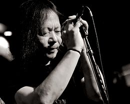 Damo Suzuki live in 2012.jpg