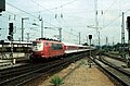 Deutsch: InterCity-Wagengarnitur im orientroten / pastellvioletten Farbschema mit Lok 103 197 bei der Einfahrt in den Karlsruher Hauptbahnhof, Zugnummer EC 103. English: InterCity with class 103 electric locomotive in Karlsruhe, train number EC 103.