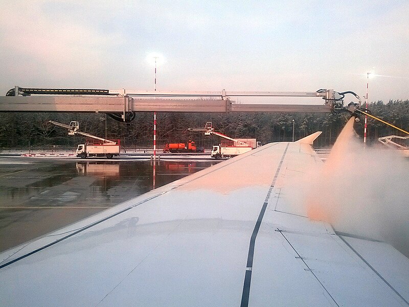 File:De-icing A320 FRA 16jan13 3.jpg