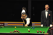 Deutsch: Bild aufgenommen in Berlin während des German Masters im Snooker 2014. Dechawat Poomjaeng, Jurgen Gruson. English: Picture taken in Berlin during the Snooker German Masters in 2014. Dechawat Poomjaeng, Jurgen Gruson.