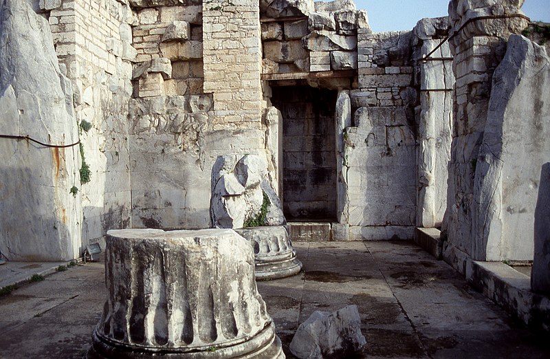 File:Didyma Temple of Apollo antechamber.jpg