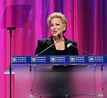 Midler at the 2010 HRC Annual Dinner