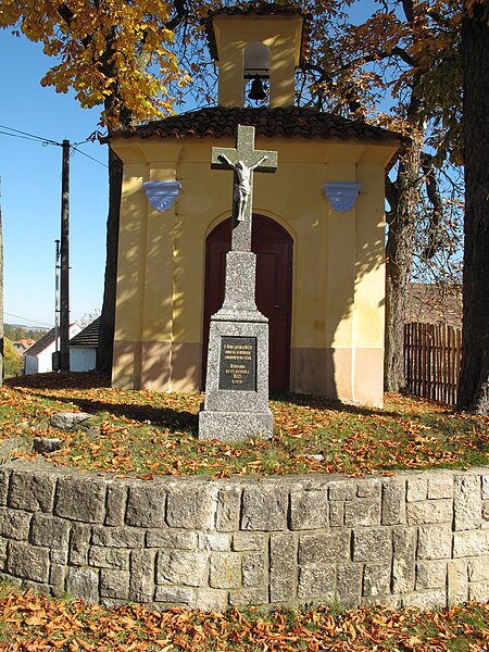 File:Dobešice, kaplička II.jpg