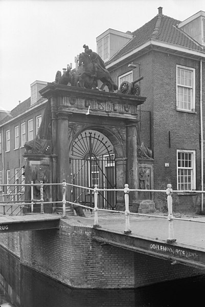 File:Doelenpoort, Varkensmarkt - Leiden - 20133739 - RCE.jpg