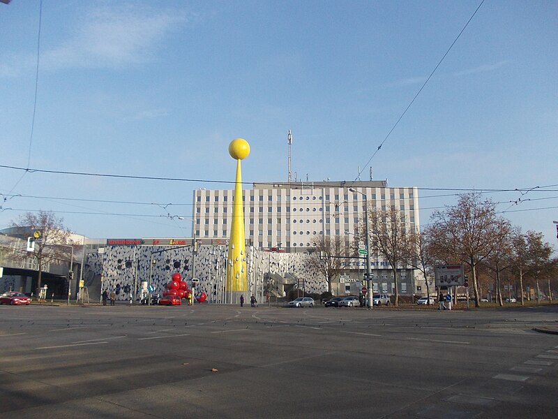 File:Donauzentrum mit Skulptur.jpg