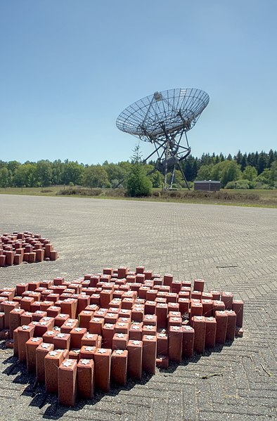 File:Durchgangslager Westerbork Gedenkstätte und Westerbork Synthesis Radio Telescope WSRT (1519-21).jpg