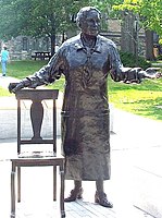 Estatua de Emily Murphy en el Monumento Famous five de la Colina del Parlamento, Ottawa, Ontario