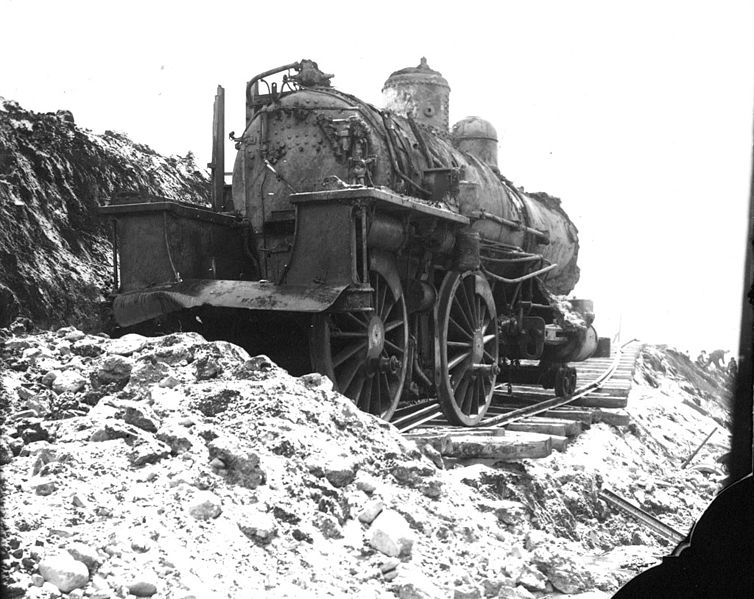 File:Engine with pile of rubble on tracks (14413079954).jpg