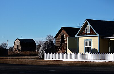 400px-Entrance_to_Stirling%2C_Alberta_-_Tourist_info._Kiosk.JPG