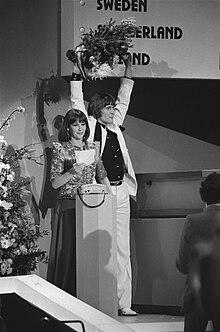 Eurovisie Songfestival 1980 (Den Haag) winnaar Johnny Logan en Marlous Fluitsma, Bestanddeelnr 930-7806.jpg