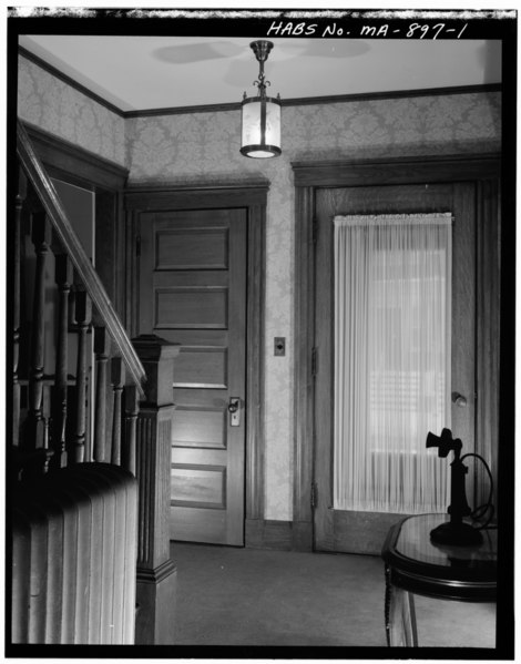 File:FIRST FLOOR, HALLWAY, VIEW LOOKING TOWARD ENTRANCE DOOR - John Fitzgerald Kennedy Birthplace, 83 Beals Street, Brookline, Norfolk County, MA HABS MASS,11-BROK,7-1.tif