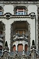 Les balcons des chambres avec leurs balustrades Sécession ornées de lyres et d'oiseaux