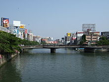 Vista del fiume Nakagawa, con sullo sfondo il centro commerciale di Canal City