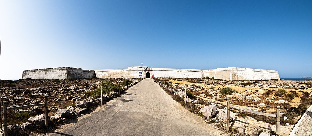Entrée et murailles de la forteresse de Sagrès - Photo de freakyman