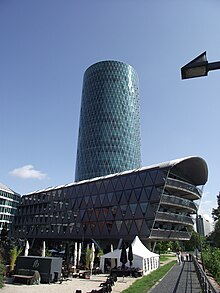 Frankfurt am Main - Brückenhaus im Westhafen & Westhafen Tower.jpg