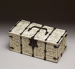 Coffret en ivoire avec des scènes de romances élaboré à Paris entre 1330 et 1350 (Walters Art Museum, Baltimore, États-Unis).