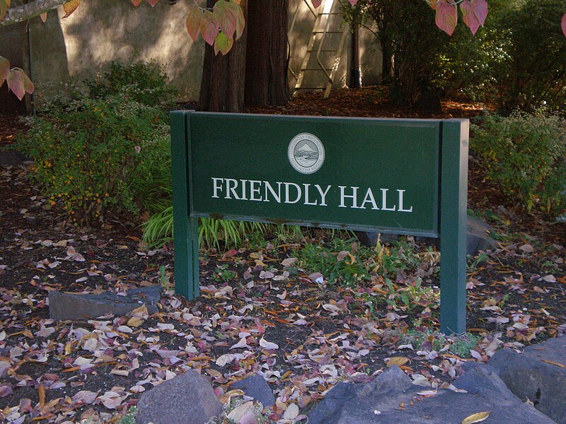 File:Friendly Hall, University of Oregon.jpg